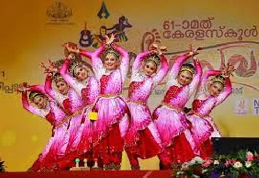 സംസ്ഥാന സ്കൂൾ കലോത്സവം;  സുവർണകിരീടത്തിനായുള്ള പോരാട്ടത്തിൽ കണ്ണൂരും പാലക്കാടും കോഴിക്കോടും ഇ‍ഞ്ചോടിഞ്ച് മത്സരത്തിൽ