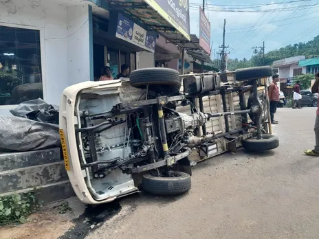 ഉപ്പുതറയിൽ നിയന്ത്രണംവിട്ട പിക് അപ്പ് വാന്‍ മൂന്ന്  വാഹനങ്ങളില്‍ ഇടിച്ച് മൂന്നു പേര്‍ക്ക് പരിക്ക്