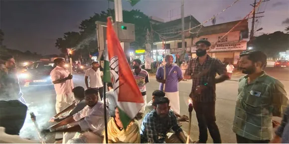 കല്ലുവാതുക്കലിൽ യൂത്ത് കോൺഗ്രസ് പന്തം തെളിച്ചു പ്രതിഷേധിച്ചു
