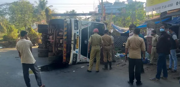 തലശ്ശേരിയില്‍ ഗ്യാസ് നിറച്ചെത്തിയ ടാങ്കര്‍ മറിഞ്ഞു, സമീപത്തെ ബസ് സ്റ്റോപ്പ് പൂർണ്ണമായും തകർന്നു