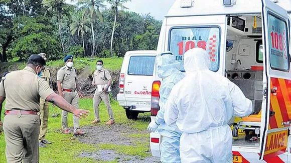 'ആരും എന്നോട് ദയ കാണിച്ചില്ല; തെളിവെടുപ്പിന്റെ ഭാഗമായ ശാരീരിക പരിശോധനയായിരുന്നു ഏറ്റവും വേദനിപ്പിച്ചത്;  അതിനും കേട്ടു ഒരുപാട് പഴി, ശരീരം അനക്കാന്‍ വയ്യാത്ത അവസ്ഥയില്‍ തുടരെ അപമാനിക്കപ്പെടുന്നപോലെ എനിക്കു തോന്നി; ഒപ്പമുണ്ടായിരുന്ന പൊലീസുകാരിപോലും എന്നെ വഴക്കു പറഞ്ഞു;  ആംബുലന്‍സിലെ പീഡനത്തെ അതിജീവിച്ച പെണ്‍കുട്ടി