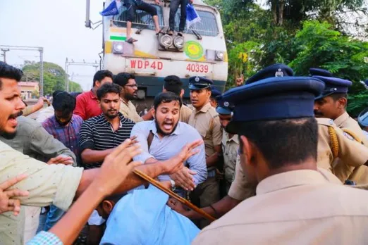 ദൽഹി മുസ്ലീം വംശഹത്യയിൽ പ്രതിഷേധിച്ച് ഫ്രറ്റേണിറ്റി തിരൂരിൽ ട്രെയിൻ തടഞ്ഞു. 12 പേരെ അറസ്റ്റ് ചെയ്‌തു