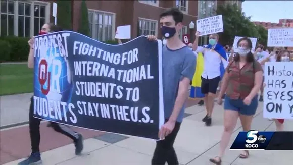 ഒക്കലഹോമ യൂണിവേഴ്‌സിറ്റി ഇന്റര്‍നാഷണല്‍ വിദ്യാര്‍ത്ഥികളുടെ പ്രതിഷേധ പ്രകടനം