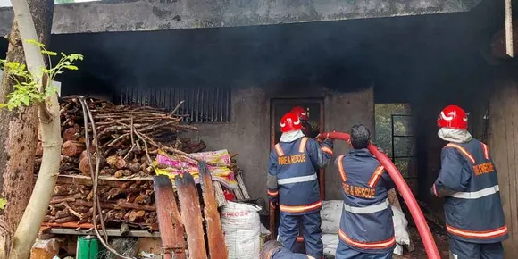കോഴിക്കോട് - പാലക്കാട് സംസ്ഥാനപാതയിൽ കൊമ്പത്ത് റബ്ബർ ഷീറ്റ് ഉണക്കുന്ന പുക പുരയ്ക്ക് തീപിടിച്ചു. ആളപായമില്ല