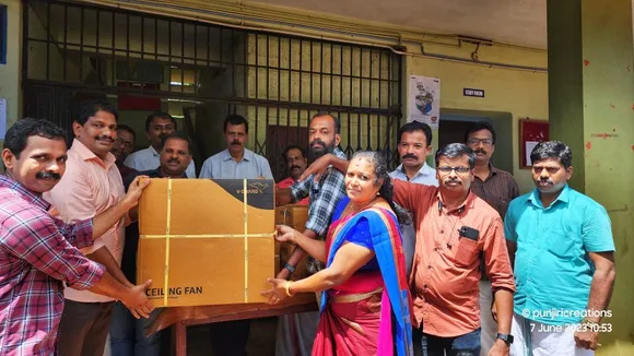 പഠിച്ചു കഴിഞ്ഞും 'ഓർമ്മ വസന്തം' കൂട്ടുകാർ വിദ്യാലയത്തെ മറന്നില്ല. പൂർവ വിദ്യാർഥികൾ ഫാൻ നൽകി