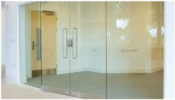 ഗ്ലാസ് വാതില്‍ തകര്‍ന്ന് വീട്ടമ്മ മരിച്ച സംഭവത്തിന്‍റെ മറവില്‍ ഗ്ലാസ് വാതിലുകളെല്ലാം മാറ്റി ടഫന്‍ഡ് ഗ്ലാസുകള്‍ സ്ഥാപിക്കണമെന്ന ഉത്തരവുമായി കൊല്ലം കളക്റ്റര്‍. ലോക് ഡൌണ്‍ മൂലം മാസങ്ങള്‍ കടയടച്ചിട്ട് നില്‍ക്കക്കളിയില്ലാതായ സംരംഭകരെ വട്ടം ചുറ്റിക്കാന്‍ വീണ് കിട്ടിയ മറ്റൊരവസരം ! പെരുമ്പാവൂരിലെ ഒറ്റപെട്ട സംഭവത്തിന്‍റെ മറവിലെ കൊല്ലം കളക്ടറുടെ ഉത്തരവ് നാട്ടിലെ സാഹചര്യം മനസിലാക്കാതെയുള്ളത് ?