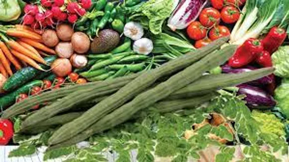 യാ​തൊ​രു ദാ​ക്ഷി​ണ്യ​വു​മി​ല്ലാ​ത്ത വി​ല​ക്ക​യ​റ്റ​ത്തി​ന്‍റെ പാ​ത​യി​ൽ‍ പ​ച്ച​ക്ക​റി​യും പ​ഴ​വ​ർ​ഗ​വും