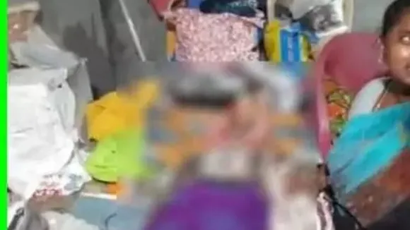 മരിച്ച അമ്മയുടെ മൃതദേഹത്തിന് മുമ്പിൽ പ്രാർത്ഥനയുമായി പെൺമക്കൾ; മരിച്ചു പോയ അമ്മ ഉയിർത്തെഴുന്നേൽക്കുമെന്ന വിശ്വാസത്തിൽ മൃതദേഹത്തിനരികെ പെൺമക്കൾ പ്രാർത്ഥനയുമായി കഴിഞ്ഞത് രണ്ടുദിവസം