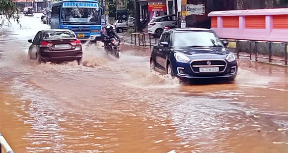 മഴ പെയ്താൽ മുത്തോലി ബ്രില്ല്യന്‍റ് കോളേജിന് മുന്‍വശം കൂടിയുള്ള റോഡ് ജലാശയം ആയി മാറുന്നു. മണിക്കൂറുകളുടെ ഇടവേളകളില്‍ ആയിരത്തിലേറെ വിദ്യാര്‍ഥികള്‍ കാല്‍ നടയായി സഞ്ചരിക്കുന്ന റോഡിന്‍റെ ഗതി അതി ദയനീയം