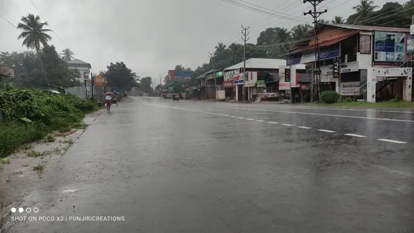 നവീകരിച്ച റോഡിന്റെ പ്രതലം മിനുസം:മഴ കനത്തതോടെ ദിനം പ്രതി വാഹനാപകടങ്ങൾ
