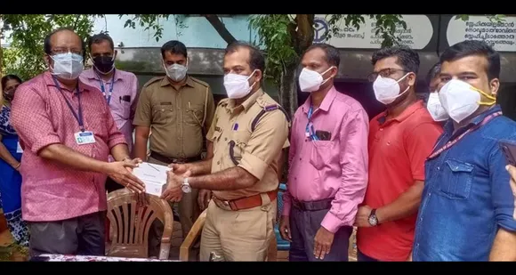 ഇതാണ് ശരിക്കും സൻമനസ്... മണ്ണാർക്കാട് പോലീസ് സ്റ്റേഷനിൽ നടന്നുവന്നിരുന്ന സൗജന്യ പിഎസ്‌സി പരിശീലനത്തിൽ സർക്കാർ ജോലി ലഭിച്ചവർ കുട്ടികൾക്ക് ഓൺലൈൻ പഠന സൗകര്യമൊരുക്കി