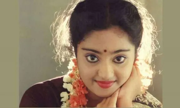 ദേവേന്ദ്രനെ കൂടി പേടിക്കാത്ത മദിരാശിപട്ടണം ഇപ്പോൾ കൊറോണയെ പ്രതി പേടിച്ച് വിറയ്ക്കുകയാണ്; ജൂണാരംഭത്തിൽ വാങ്ങിച്ച സാധനങ്ങൾ എല്ലാം തീർന്നു; നാളയെക്കുറിച്ചോർത്ത് അന്തമില്ലാതെ നിൽക്കുമ്പോഴായിരുന്നു ഓർക്കാപ്പുറത്ത് ഷക്കീലയുടെ കോൾ വന്നത്; എടീ നിന്റെ അക്കൗണ്ടിലേക്ക് ഞാനൊരു രണ്ടായിരം രൂപ ഇട്ടിട്ടുണ്ട്; എന്റെ കൈയിൽ ആകെ അതേയുള്ളൂ;  ആ രണ്ടായിരത്തിന് രണ്ടു ലക്ഷത്തിന്റെ വിലയുണ്ടെന്ന് ചാർമിള