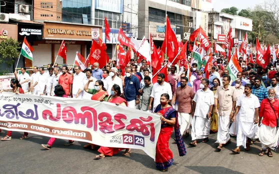 ആരുടെ സമരവും കേരളത്തില്‍ വിജയിക്കും. അത് കേരളത്തിലേ വിജയിക്കൂ. സെക്രട്ടേറിയറ്റിലെ 4800 ജീവനക്കാരില്‍ 32 പേര്‍ മാത്രമാണ് തിങ്കളാഴ്ച ജോലിക്കെത്തിയത്. പണി മുടക്കിയ സംഘടിത തൊഴിലാളി വര്‍ഗത്തിന്‍റെ സ്ഥിതിയല്ല ദിവസ വേതനക്കാരുടേത്. നിങ്ങള്‍ക്ക് ഒന്നാം തീയതി ഫുള്‍ ശമ്പളം. ദിവസക്കൂലിക്കാര്‍ക്ക് അതൊരിക്കലും നികത്താനാവാത്ത നഷ്ടമാണ്. ആഹ്വാനം ചെയ്യുന്നവര്‍ ഒരു നിമിഷം ചിന്തിക്കണം - മുഖപ്രസംഗത്തില്‍ ജേക്കബ് ജോര്‍ജ്
