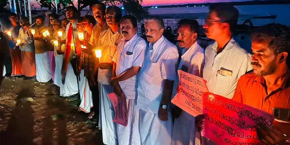 താനൂർ ബോട്ട് അപകടം; പൊന്നാനി മണ്ഡലം കോൺഗ്രസ് കമ്മിറ്റി മെഴുകുതിരി കത്തിച്ച് അനുശോചിച്ചു