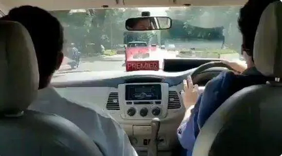 ഡല്‍ഹിയില്‍ നിന്നും യുപിയിലേക്ക് ടൊയോട്ട ഇന്നോവ കാര്‍ ഓടിക്കുന്നത് പ്രിയങ്ക ഗാന്ധി, മുന്‍സീറ്റില്‍ രാഹുല്‍ ; പിന്‍മാറില്ലെന്ന് പ്രഖ്യാപനം