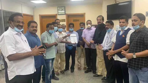 "ഫ്ലൈ വിത്ത് ഇൻകാസ് " പദ്ധതിയുടെ ഭാഗമായി സാമ്പത്തിക ക്ലേശം അനുഭവിക്കുന്ന ഒരു കുടുംബത്തിലെ മൂന്നു അംഗങ്ങൾക്ക് ടിക്കറ്റുകൾ കൈമാറി