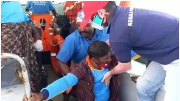 മത്സ്യബന്ധനത്തിനിടയിൽ ഹൃദയാഘാതം സംഭവിച്ച തൊഴിലാളിയെ രക്ഷിച്ച് കരക്കെത്തിച്ച് തീരദേശപോലീസ്
