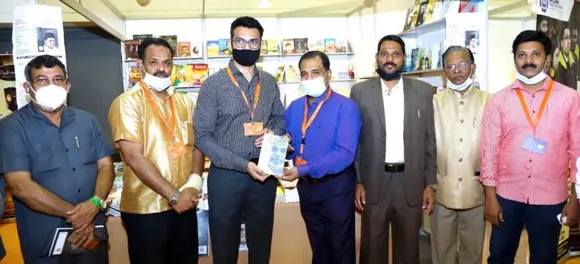 ഷാർജ പുസ്തകമേള; പെരുമാൾ മുരുകന്റെ ആളണ്ടാപ്പക്ഷിയുടെ മലയാളം പതിപ്പ് ദുബായ് വാർത്തയുടെ മാനേജിങ് ഡയറക്ടർ നിസാർ സെയ്‌ദ് പ്രകാശനം ചെയ്തു