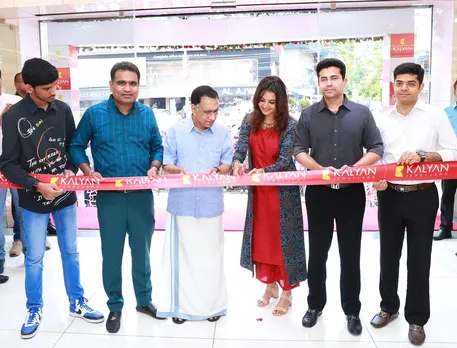 കോഴിക്കോട് മാവൂര്‍ റോഡിലെ കല്യാണ്‍ ജൂവലേഴ്സിന്‍റെ പുതിയ ഷോറൂം ബ്രാന്‍ഡ് അംബാസിഡര്‍ മഞ്ജു വാര്യര്‍ ഉദ്ഘാടനം ചെയ്തു; പുതിയ ഷോറൂമില്‍ സവിശേഷമായ ആഭരണ രൂപകല്‍പ്പനകളും ആഡംബരപൂര്‍ണമായ ഷോപ്പിംഗ് അനുഭവവും