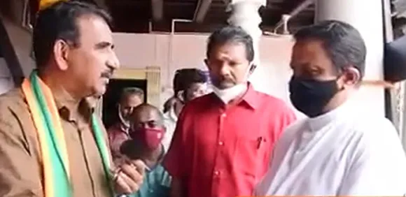 ഫാദര്‍ പള്ളിയില്‍ ബൈബിള്‍ എടുക്കുന്നതിന് പെന്‍ഷന്‍ ലഭിക്കുന്നുണ്ടോ? രാമായണം വായിക്കുന്നവര്‍ക്കും മഹാഭാരതം വായിക്കുന്നവര്‍ക്കും പെന്‍ഷന്‍ ഉണ്ടോ?  ഖുറാന്‍ വായിക്കുന്നവര്‍ക്കെന്തിനാണ് പെന്‍ഷന്‍ ? ആരുടെ പൈസയാണത്, നിങ്ങളുടേയും എന്റേയും പൈസയാണ് !; ക്രിസ്ത്യന്‍ പുരോഹിതനോട് പരസ്യമായി മുസ്ലീം വിരുദ്ധത പറഞ്ഞ് ബി ഗോപാലകൃഷ്ണന്‍
