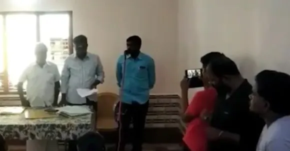 തമിഴ്നാട്ടിൽ പഞ്ചായത്ത് തിരഞ്ഞെടുപ്പിൽ വിജയിച്ച സ്ഥാനാർഥി വേലുപ്പിള്ള പ്രഭാകരന്റെ പേരിൽ പ്രതിജ്ഞ ചൊല്ലി അധികാരമേറ്റു;  വിവാദത്തിലായത്  സൊക്കാംപെട്ടി പഞ്ചായത്ത്‌ അംഗം ഗോമതി ശങ്കറിന്റെ പ്രതിജ്ഞ