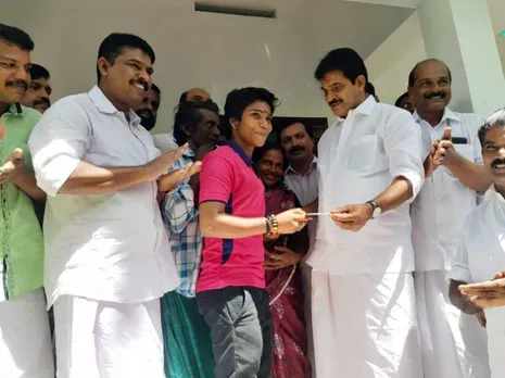 കുളിമുറിയിൽ അന്തിയുറങ്ങിയ കായിക പ്രതിഭയ്ക്ക് വേണുഗോപാല്‍ പണിത് നല്‍കിയത് 3 മുറികളും എല്ലാ സൗകര്യങ്ങളുമുള്ള അടിപൊളി വീട്. സൗജന്യമായി നല്‍കുന്ന കടമ നിര്‍വഹിക്കല്‍ മാത്രമായി മാറരുതെന്ന കെ സിയുടെ നിര്‍ബന്ധബുദ്ധി ശാരികയ്ക്ക് നല്‍കുന്നത് ഉയരങ്ങള്‍ കീഴടക്കാനുള്ള പുത്തന്‍ ആവേശം