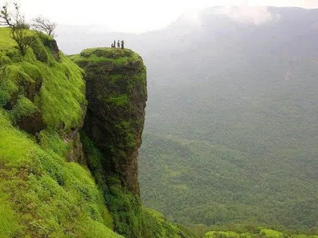 നെല്ലിയാമ്പതിയില്‍ കൊക്കയില്‍ വീണ യുവാക്കളില്‍ ഒരാളെ രക്ഷിച്ചു, രണ്ടാമനായി തിരച്ചില്‍ തുടരുന്നു
