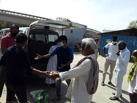 ഭക്ഷണം ലഭിക്കാതെ തെരുവിൽ അലയുന്നവർക്ക് സഹായവുമായി ജോൺസണും സുഹൃത്തുക്കളും