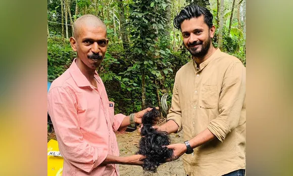 ക്യാൻസർ രോഗികൾക്കായി വിഗ് നിർമ്മിക്കാൻ സ്വന്തം മുടി മുറിച്ചു നൽകി ഫുട്ബോൾ കോച്ച് കോച്ചുണ്ണി