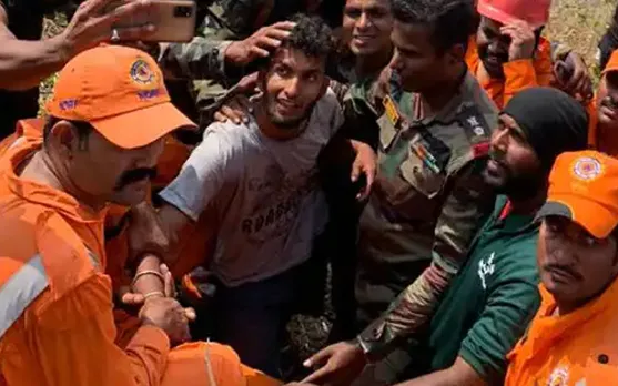 നാട്ടിലെ പത്രവിതരണക്കാരനായ ബാബുവിനെ മലമുകളിലേയ്ക്ക് കയറ്റി കൊണ്ടുപോയത് ആരെയും കൂസാത്ത മനോഭാവം തന്നെ. മുന്നൂറു മീറ്റര്‍ കയറിയപ്പോള്‍ കൂട്ടുകാര്‍ മൂന്നുപേരും പിന്‍വാങ്ങി. മുകള്‍ ഭാഗം കൂര്‍ത്ത മലയിലേയ്ക്കുള്ള 'പ്രയാണത്തിനിടെ' പാറയിടുക്കില്‍ കുടുങ്ങിയ ബാബുവിന് രക്ഷയായത് ആ മൊബൈല്‍ ഫോണ്‍ തന്നെ ! അങ്ങനെ ബാബുവിനെയും തോല്‍പ്പിച്ച് കൂറമ്പാച്ചി...