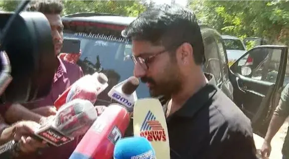 സരിത്തിനെ വിജിലൻസ് വിട്ടയച്ചു; ലൈഫ് മിഷനെക്കുറിച്ചൊന്നും വിജിലൻസ് ചോദിച്ചിട്ടില്ല, സ്വപ്ന ഇന്നലെ മൊഴി കൊടുത്തത് ആര് പറഞ്ഞിട്ടെന്നാണ് തന്നോട് ചോദിച്ചതെന്ന് സരിത്ത്