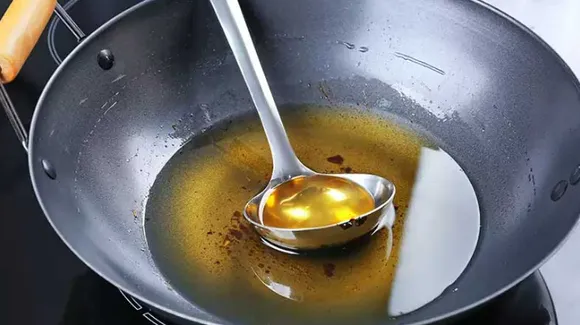 നാം വറുക്കാനോ പൊരിക്കാനോ എല്ലാം ഉപയോഗിക്കുന്ന എണ്ണ വീണ്ടും ഉപയോഗിക്കുന്നതിലൂടെ ഹൃദ്രോഗത്തിന് പുറമെ ക്യാൻസറിനും സാധ്യത