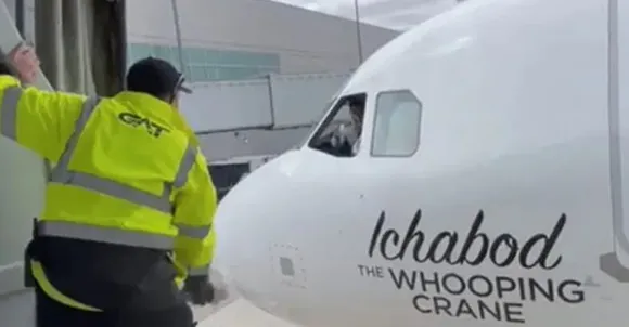 ടേക്ക് ഓഫിന് തയാറായി വിമാനം, ചെക്കിൻ ബാഗിനൊപ്പം യുവതി പേഴ്സും കയറ്റി അയച്ചു; പൈലറ്റ് വിൻഡോ തുറന്ന് യുവതിയുടെ പേഴ്സ് കൈമാറി ഗ്രൗണ്ട് സ്റ്റാഫ്