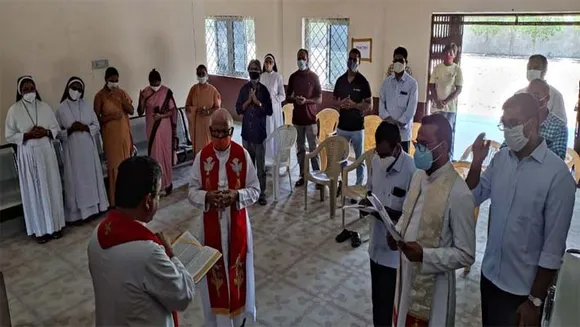 സീറോ മലബാർ സഭയുടെ ഹെൽപ്പ് ഇൻഡ്യ - കോവിഡ് ഹെൽപ്പ് ആദ്യഘട്ട സഹായം കൈമാറി. ഡൽഹിയിലേക്ക് ഓക്സിജൻ കോൺസെൻ്റേറ്ററുകളും, അലിദാബാദിൽ കോവിഡ് ക്ലിനിക്കും