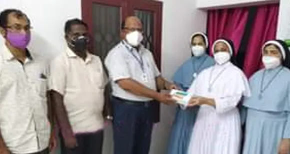 തിരുവമ്പാടി സേക്രഡ് ഹാർട്ട് ഹയർ സെക്കണ്ടറി സ്കൂളിന്റെ ഡിജിറ്റൽ ചലഞ്ച് പദ്ധതിയുടെ ഭാഗമായി കല്ലുരുട്ടി തിരുഹൃദയ കോൺവെന്റിലെ സന്യാസിനികള്‍ സ്കൂളിന് മൊബൈല്‍ ഫോണ്‍ കൈമാറി
