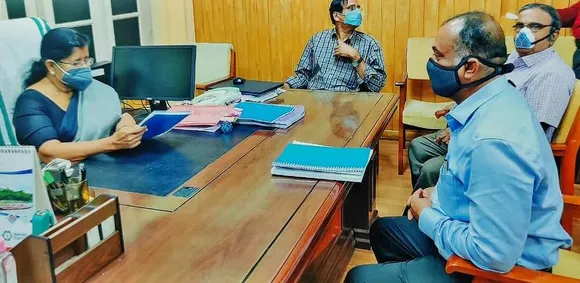 ഫിഷറീസ് മന്ത്രി മേഴ്‌സിക്കുട്ടിയമ്മക്ക് ഒപ്പം ക്ലിഫ് ഹൗസിലെത്തി മുഖ്യമന്ത്രിയെ കണ്ടു .ഇഎംസിസി പ്രസിഡന്റ് ഷിജു വര്‍ഗീസ്..
