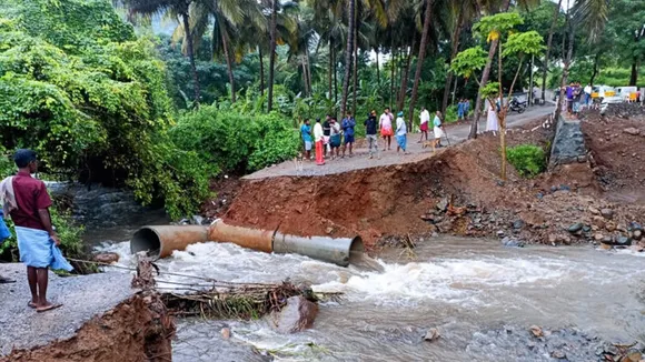 അട്ടപ്പാടിയിൽ രാത്രി പെയ്ത മഴയിൽ റോഡ് ഒലിച്ചുപോയി; അപകടം കുത്തിയൊലിച്ച മലവെളളപ്പാച്ചിലിൽ