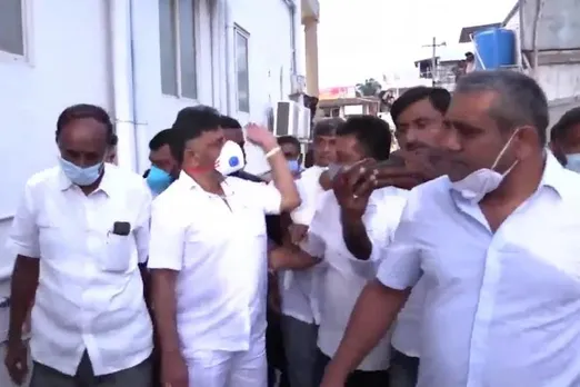 പുറത്ത് സ്പര്‍ശിച്ച പാര്‍ട്ടി പ്രവര്‍ത്തകന്റെ കരണത്തടിച്ച് ഡി.കെ. ശിവകുമാര്‍; വീഡിയോ