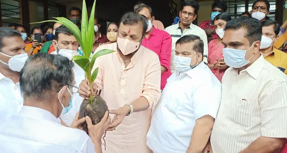 പ്രധാനമന്ത്രി നരേന്ദ്രമോദിയുടെ 71 -ാം ജന്മദിനത്തോടനുബന്ധിച്ച് ബിജെപി പാലാ നിയോജകമണ്ഡലം കമ്മറ്റിയുടെ നേതൃത്വത്തിൽ നടത്തുന്ന  'കേരസ്മൃതി' പദ്ധതിയുടെ ഉദ്ഘാടനം എംപിയും നാളികേര വികസനബോർഡ് അംഗവുമായ സുരേഷ് ഗോപി നിര്‍വ്വഹിച്ചു