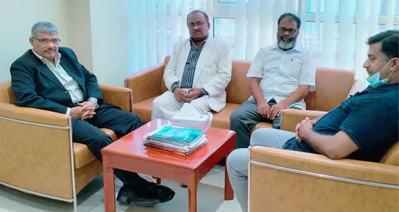 റദ്ദാക്കിയ എയർ ഇന്ത്യ എക്‌സ്പ്രസ് വിമാനത്തിലെ യാത്രകാരുടെ പ്രശ്നങ്ങൾക്ക് പരിഹാരം കാണണമെന്ന് ആവശ്യപ്പെട്ട് ഖത്തർ കെഎംസിസി നേതാക്കൾ എയർ ഇന്ത്യ എക്‌സ്പ്രസ് ഖത്തർ റീജിയണൽ മാനേജരുമയി ചർച്ച നടത്തി