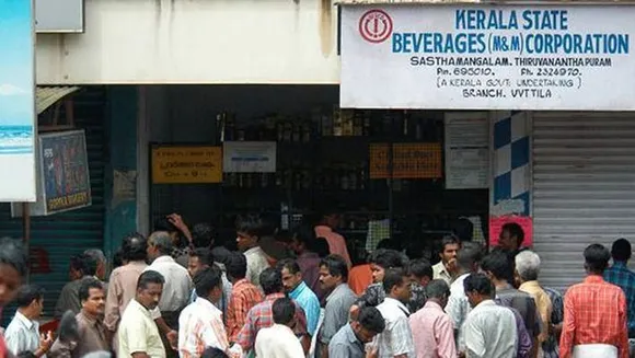 ബിവറേജസ് കോര്‍പ്പറേഷന്‍റെ വരുമാനത്തില്‍ വന്‍ ഇടിവ്: ബെവ്ക്യൂ ആപ്പ് വഴിയുള്ള ടോക്കണുകള്‍ കൂടുതലും ബാറുകള്‍ക്കായിരുന്നുവെന്ന് എക്സൈസ് മന്ത്രി