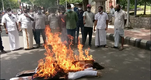 പെട്രോൾ, ഡീസൽ, പാചകവാതക വില വർദ്ധനവിനെതിരെ പാലക്കാട് നഗരത്തിൽ കോൺഗ്രസും യൂത്ത് കോൺഗ്രസും സംയുക്തമായി പ്രതിഷേധ സമരം നടത്തി