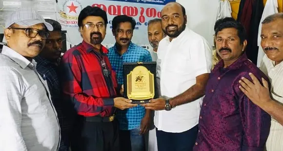 സത്യസന്ധതയിലൂടെ പ്രവാസികൾക്ക് മാതൃകയായ സുൽഫിക്കറിനെ നവയുഗം ആദരിച്ചു.