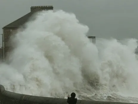 'സ്റ്റിംഗ് ജെറ്റ്' പ്രതിഭാസം യുനൈസ് കൊടുങ്കാറ്റിനെ അപകടകാരിയാക്കുമോയെന്ന ആശങ്കയില്‍ യുകെ; സ്റ്റിംഗ് ജെറ്റിനുള്ള സാധ്യത വിരളമെന്ന് കാലാവസ്ഥ നിരീക്ഷണ കേന്ദ്രം