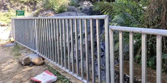 നെല്ലിയാമ്പതി ചുരം റോഡില്‍ വെള്ളച്ചാട്ടങ്ങളിൽ ഇറങ്ങി വഴുതിവീണും ഒഴുക്കിൽപ്പെട്ടും അപകടങ്ങൾ പതിവാകുന്നത് തടയാന്‍ വനം വകുപ്പ് ഇരുമ്പ് ഗ്രിൽ സ്ഥാപിച്ച് സുരക്ഷയൊരുക്കി