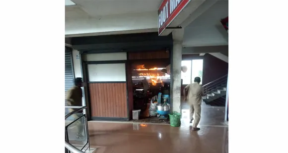 പാലാ ഇന്‍ഡ്യന്‍ കോഫി ഹൗസില്‍ തീപിടുത്തം. അഗ്നിശമന സേന ഉടന്‍തന്നെ തീയണച്ചതിനാല്‍ ദുരന്തം ഒഴിവായി