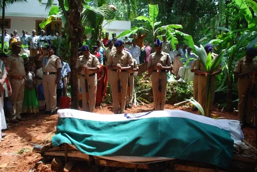 രാഷ്‌ട്രസേവനത്തിനിടയില്‍ ജമ്മു കാശ്‌മീരില്‍ മരണമടഞ്ഞ അറക്കുളം കളത്തില്‍ കെ.പി മുരളീധരന്‍ നായര്‍ക്ക്‌ ഔദ്യോഗിക ബഹുമതികളോടെ വിട