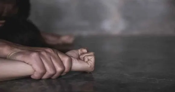 പ്രായപൂര്‍ത്തിയാകാത്ത പെണ്‍കുട്ടിയെ പീഡിപ്പിച്ച്‌ ഗര്‍ഭിണിയാക്കിയ സംഭവം; പ്രായപൂര്‍ത്തിയാകാത്ത സഹോദരനുള്‍പ്പടെ നാലുപേരെ പോലിസ് അറസ്റ്റ് ചെയ്തു