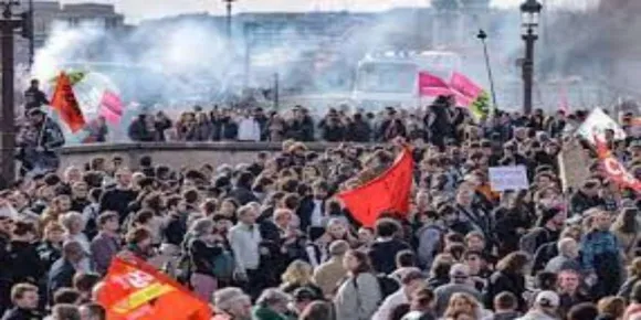 ഫ്രാന്‍സില്‍ വിവാദ പെന്‍ഷന്‍ ബില്‍ പ്രാബല്യത്തില്‍