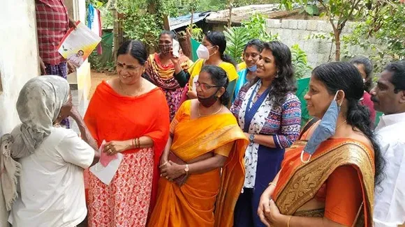 ശക്തമായി പ്രചാരണം തുടര്‍ന്ന് ഡോ. എന്‍. ജയരാജ്; വോട്ടഭ്യര്‍ത്ഥിച്ച് ഭവന സന്ദര്‍ശനവുമായി ഭാര്യയും മകളും
